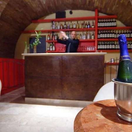 Boutique Historic L'antico Pozzo In Hotell San Gimignano
